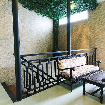 Labuana Homestay & Cafe Garden Makassar Exterior photo