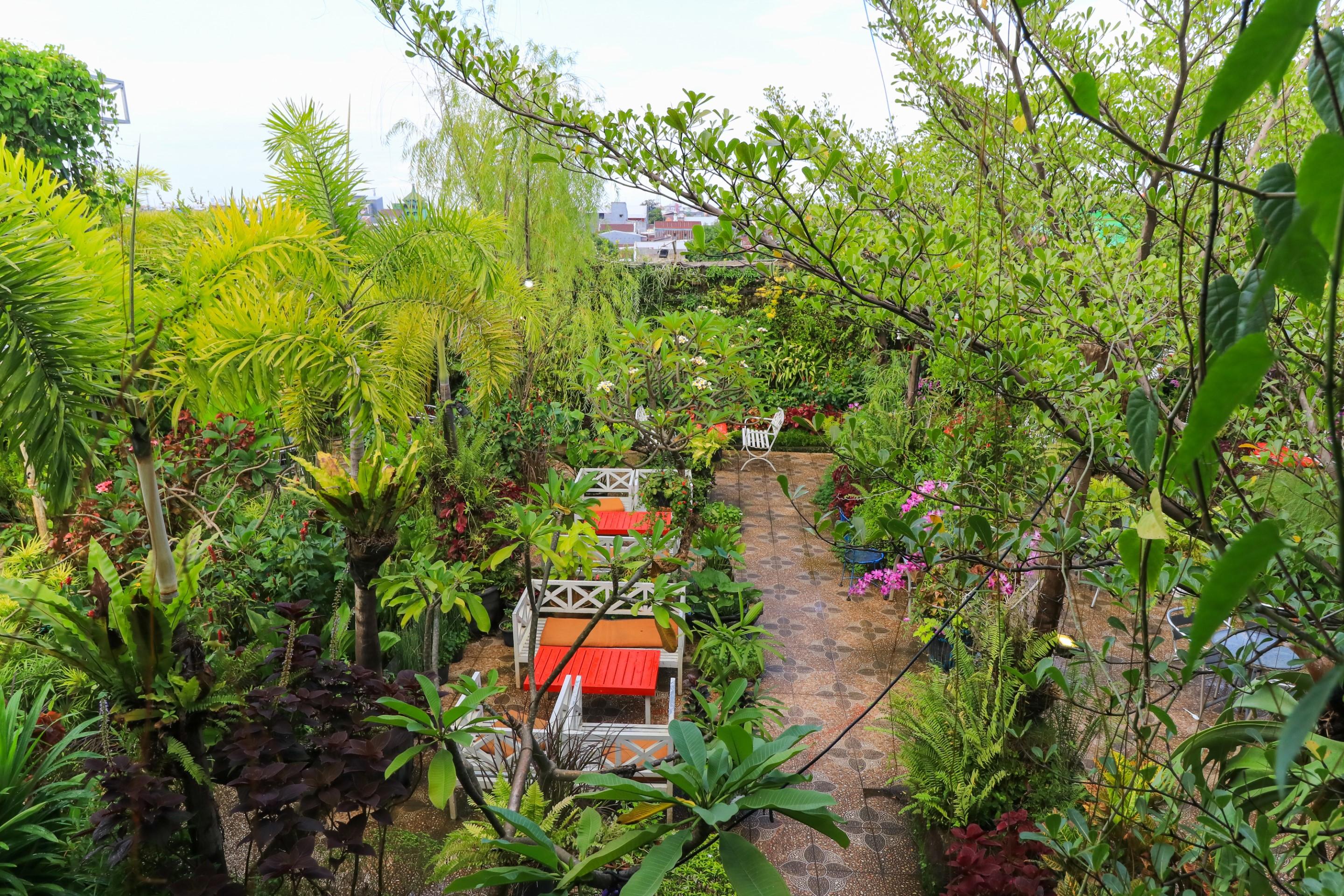 Labuana Homestay & Cafe Garden Makassar Exterior photo