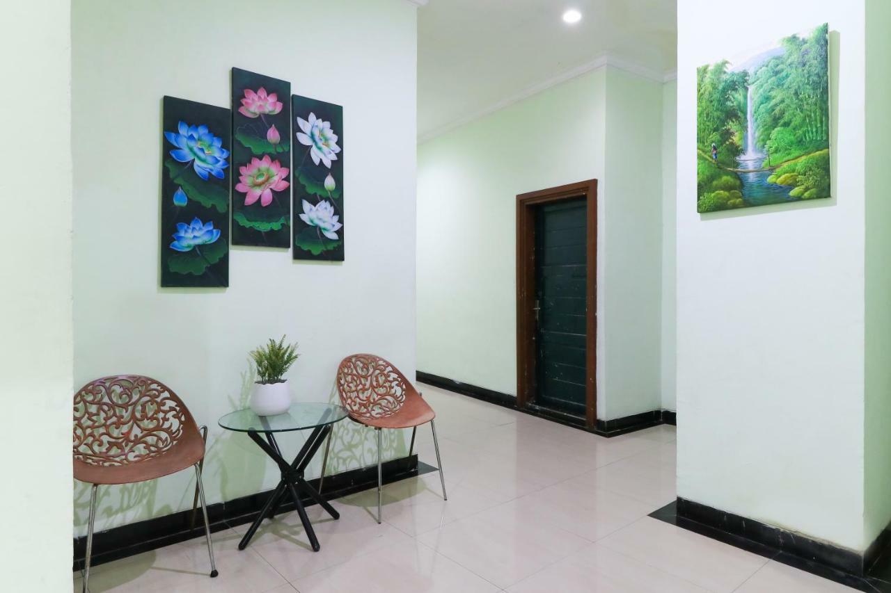 Labuana Homestay & Cafe Garden Makassar Exterior photo
