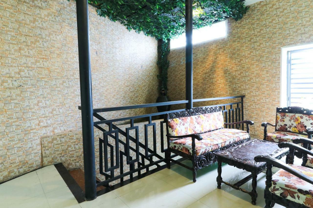 Labuana Homestay & Cafe Garden Makassar Exterior photo